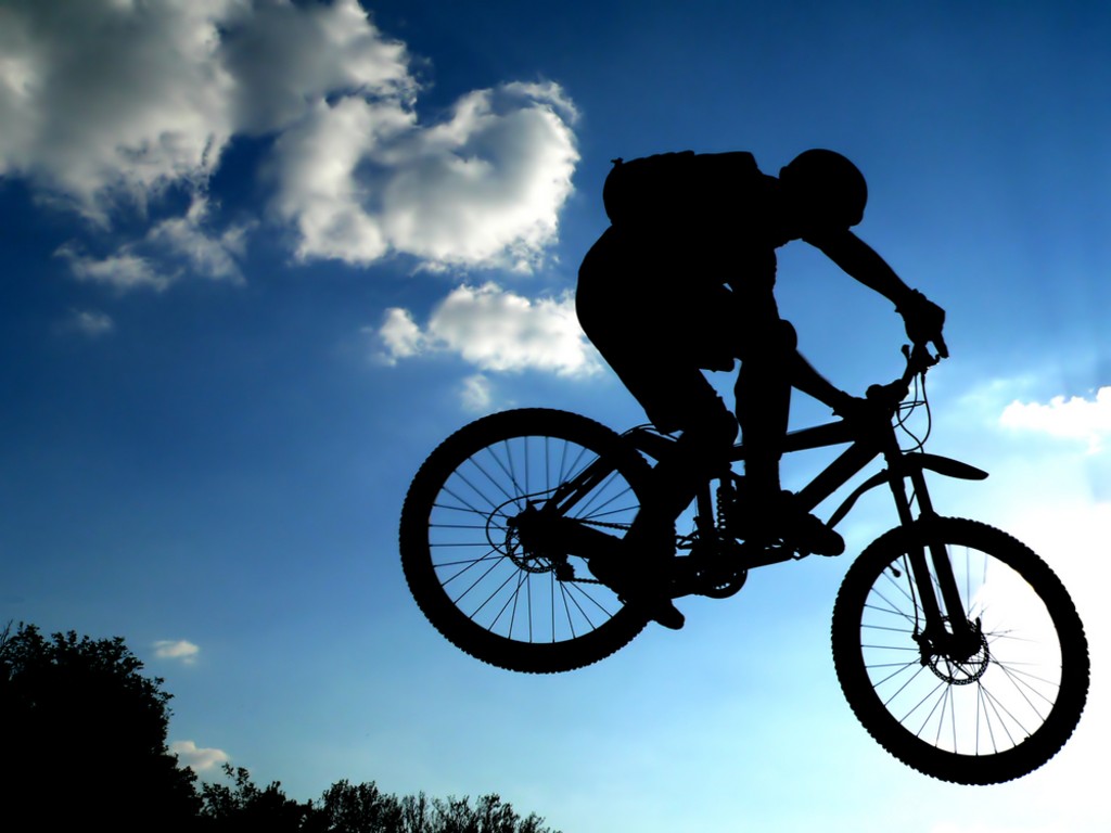 jump_with_a_mountain_bike_silhouette.jpg