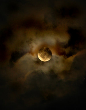 Moon_by_OzZcr.jpg